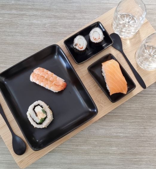 Set per Sushi con piattini cucchiaini e bicchieri da sake + vassoio bamboo