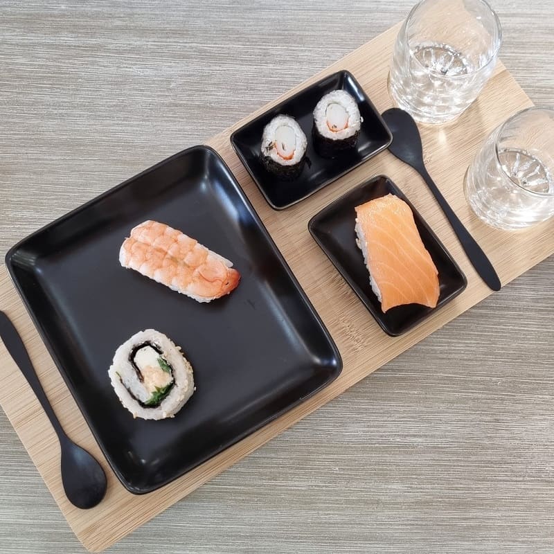 Set Sushi con piattini cucchiaini e bicchieri da sake + vassoio