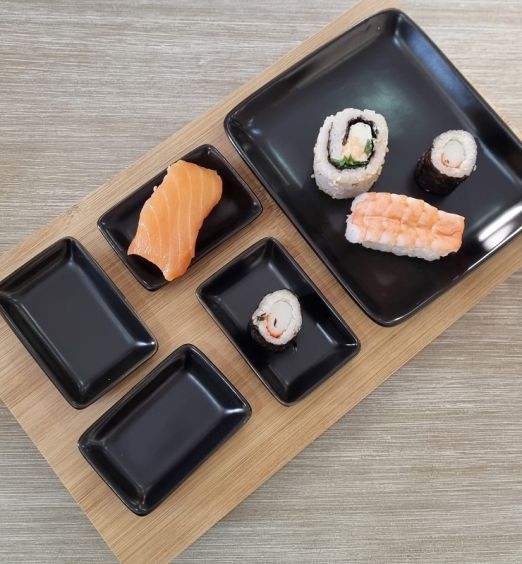 Vassoio con 5 piattini in ceramica set da sushi