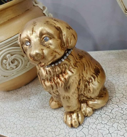Statua in ceramica a forma di cane d'orato arricchito con swarovsky