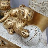 Statua in ceramica dorato felino lince con palla e swarovsky