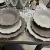 2 Set in ceramica di 18 piatti crema e tortora con insalatiera Hh2